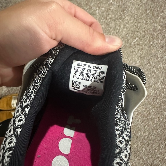 Youth Adidas Ultraboost - Picture 3 of 3